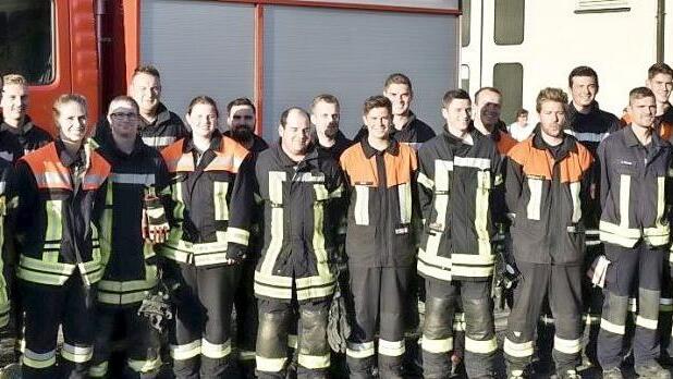 Die erfolgreichen Feuerwehrleute mit den Vertretern der FFW-Dienstaufsicht und der Stadt  Foto: Gerold Snater