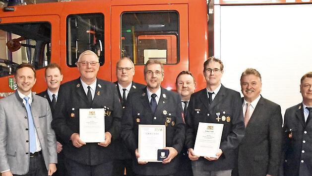 Ehrungen bei der Feuerwehr Mainleus; im Bild (von links) B&uuml;rgermeister Robert Bosch, Christoph Zimmermann, Martin P&ouml;hlmann, Kreisbrandrat Stefan H&auml;rtlein, Pfarrer Michael Schaefer, Thomas Ha&szlig;, Wolfgang Dippold, Landrat Klaus Peter S&ouml;llner und Thomas Zimmermann  Foto: Uschi Prawitz