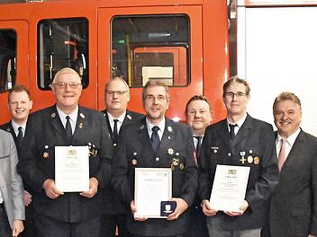 Ehrungen bei der Feuerwehr Mainleus; im Bild (von links) Bürgermeister Robert Bosch, Christoph Zimmermann, Martin Pöhlmann, Kreisbrandrat Stefan Härtlein, Pfarrer Michael Schaefer, Thomas Haß, Wolfgang Dippold, Landrat Klaus Peter Söllner und Thomas Zimmermann  Foto: Uschi Prawitz