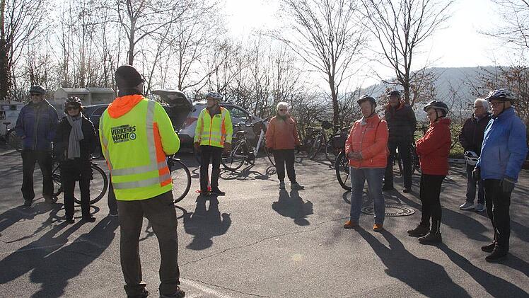Besprechung mit gebührendem Abstand: Vor der Fahrpraxis gibt es erst wichtige Informationen. Foto: Claudia Beyrle.