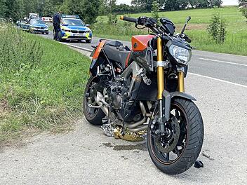 Der Motorradfahrer erlitt bei dem Unfall schwerste Verletzungen.