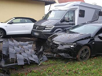 Auto rast durch Gartenzaun