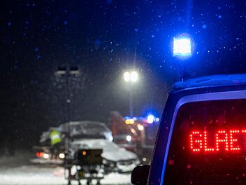 Schneefall in Bayern - Frontalzusammensto&szlig; bei Miltenberg