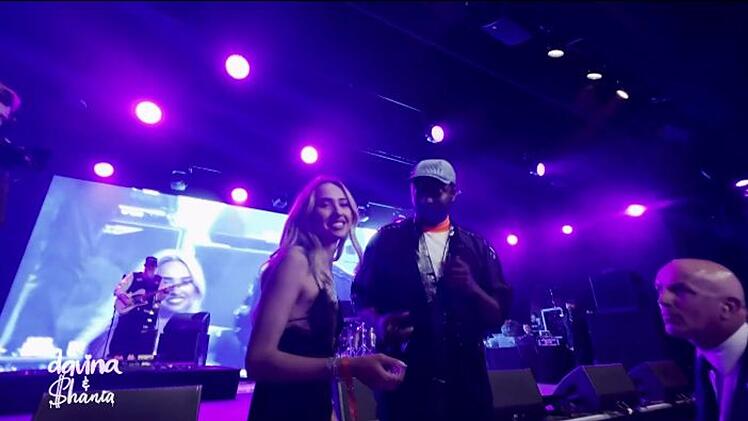 Shania Geiss ist &uuml;bergl&uuml;cklich: Rapper Will.i.am holt sie f&uuml;r ein Foto auf die B&uuml;hne.