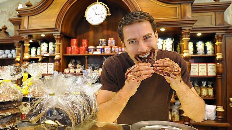 Frederik Leberle, der Darsteller des Lebkuchenmanns im Weihnachtsmärchen, zu Besuch in der Lebküchnerei Feyler. Foto: Andrea Kremper