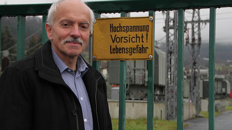 Das Umspannwerk Bad Brückenau ist gut abgesperrt. Günter Schneider, Chef der Stadtwerke Bad Brückenau, steht vor dem Tor. Foto: Ulrike Müller