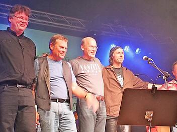 Die Bodygards nach ihrem Auftritt im Jahr 2014 in der Bad Neustädter Stadthalle (von links Andreas Halboth, Gerhard Schubert, Hans Beudert, Steffen Wüst und Hubert Götz. Foto: Archiv/Heike Beudert