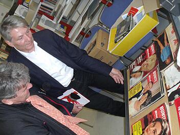 Im Keller des Heimatmuseums stoßen Ekkehard Hojer (l.) und Heinrich Rudrof unter anderem auf alte Illustrierte. Fotos: Anette Schreiber
