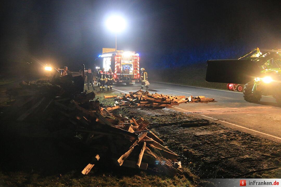 Unfall mit Holztraktor auf B279 bei Reckendorf