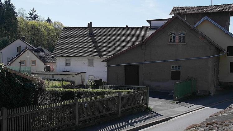 Rechts das marode Gebäude, das an das Gasthaus angrenzt.