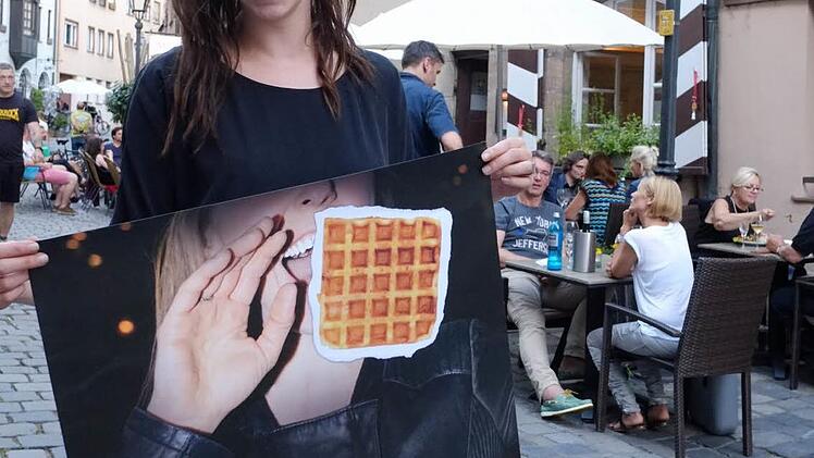 Coco von der Bar Mata Hari wirbt für die Aktion. Foto: Nikolas Pelke