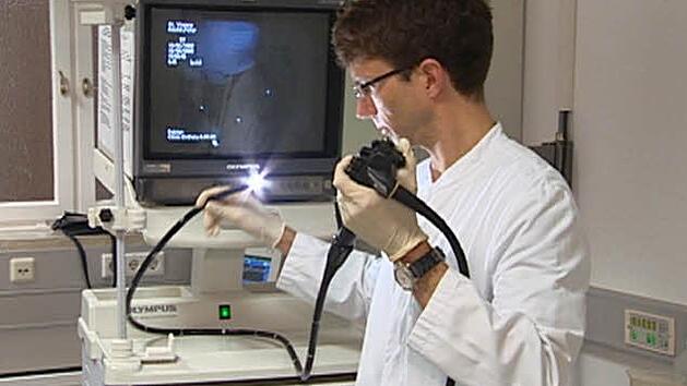 Die Darmspiegelung (Koloskopie) ist die sicherste Methode zur Fr&uuml;herkennung bei Darmkrebs. Zur Untersuchung des Darms nutzt der Arzt einen flexiblen Schlauch. Foto: Darmkrebszentrale
