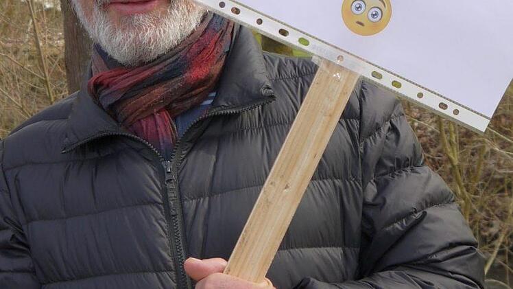 Franz Neugebauer: "Früher hatten wir in Grub sieben, acht Läden - inzwischen ist fast nichts mehr da. Was hat ein Ort denn für einen Wert, wenn er für seine Bürger gar nichts mehr zu bieten hat? Ich stehe hier, weil ich will, dass unser Markt an dieser Stelle erhalten bleibt. Wenn man zu wenig miteinander spricht, dann passieren solche Sachen wie wir sie jetzt mit unserem Wochenmarkt erleben. Ich hoffe, dass es hier weitergeht." Foto: Berthold Köhler