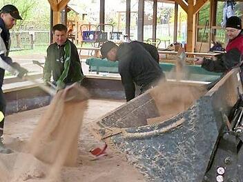Für den Sandkasten gab es eine Ladung neue Füllung. Foto: Dieter Hübner