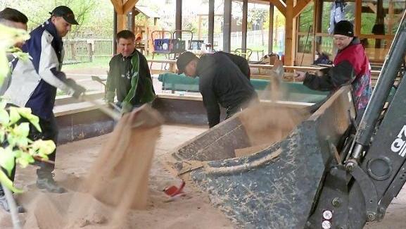 Für den Sandkasten gab es eine Ladung neue Füllung. Foto: Dieter Hübner