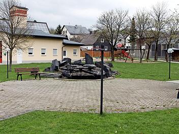 Der Gemeinde Tschirn geht (noch) kein Licht auf. Die Erneuerung der Leuchten im Park wurde verschoben.  Foto: Michael Wunder