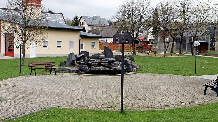 Der Gemeinde Tschirn geht (noch) kein Licht auf. Die Erneuerung der Leuchten im Park wurde verschoben.  Foto: Michael Wunder