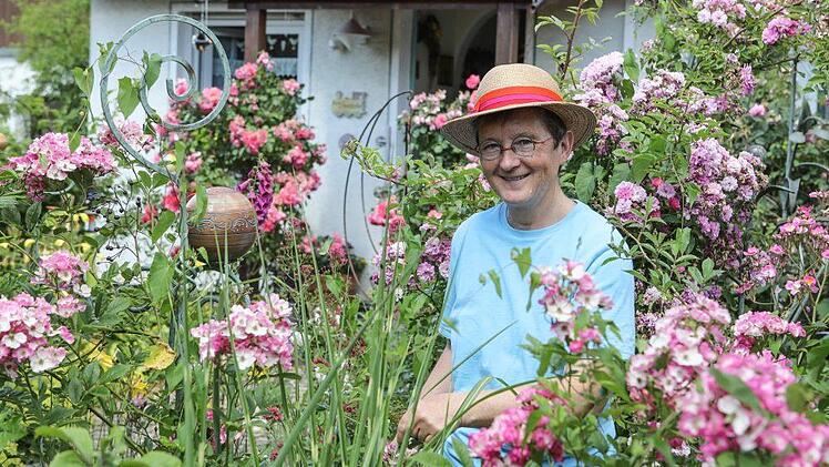Sonja Promeuschel in ihrem üppig blühenden Rosenparadies. Foto: Barbara Herbst