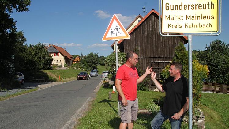 Alexander Christenn (links) und Holger Höhn diskutieren über den Durchgangsverkehr in Gundersreuth.  Foto: Andreas Schmitt