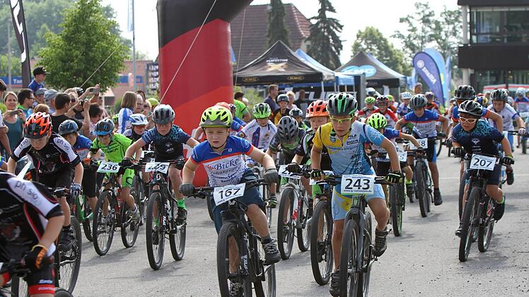 Start zum Rennen der Altersklasse U 11 (Jahrgänge 2008/09) über zwei mittlere Runden mit insgesamt 4000 Metern