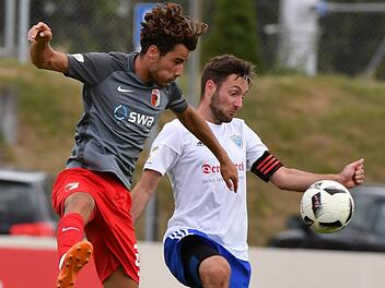 Oliver Seybold (re.) und der FSV Erlangen-Bruck verdienten sich sowohl gegen Augsburg II (li. Christopher Lannert) als auch gegen die Reserve der SpVgg Greuther Fürth ein torloses Remis.  Foto: Sportfoto Zink