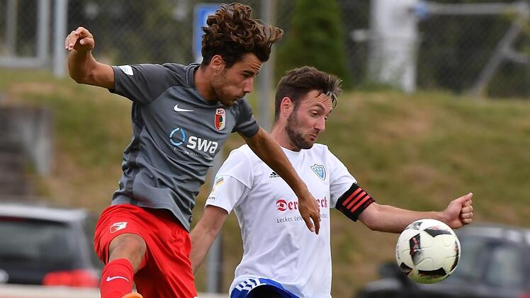 Oliver Seybold (re.) und der FSV Erlangen-Bruck verdienten sich sowohl gegen Augsburg II (li. Christopher Lannert) als auch gegen die Reserve der SpVgg Greuther Fürth ein torloses Remis.  Foto: Sportfoto Zink