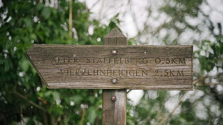 Schilder wiesen den Weg.