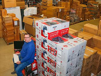 In zwei 3500-Quadratmeter-Hallen lagern je etwa 70 000 Artikel, die Norbert Oswald von Zapfendorf in die Welt verschickt.  Foto: Matthias Hoch