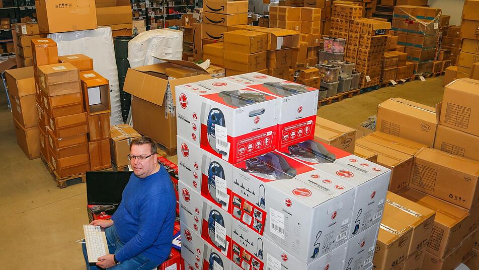 In zwei 3500-Quadratmeter-Hallen lagern je etwa 70 000 Artikel, die Norbert Oswald von Zapfendorf in die Welt verschickt.  Foto: Matthias Hoch