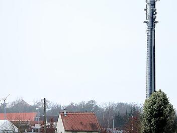 Ein Mobilfunkmast in einem fränkischen Dorf: Der Gemeinderat von Lautertal befürchtet, dass eine solche Anlage das Ortsbild stören könnte, und lehnte einen entsprechenden Antrag ab.