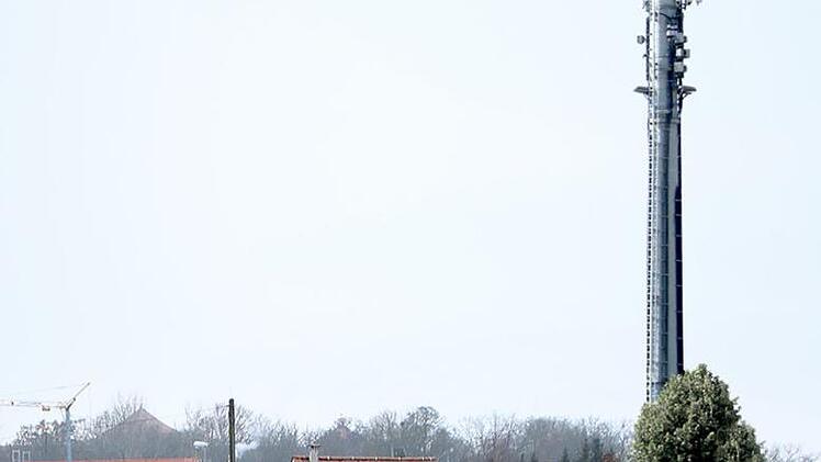 Ein Mobilfunkmast in einem fränkischen Dorf: Der Gemeinderat von Lautertal befürchtet, dass eine solche Anlage das Ortsbild stören könnte, und lehnte einen entsprechenden Antrag ab.
