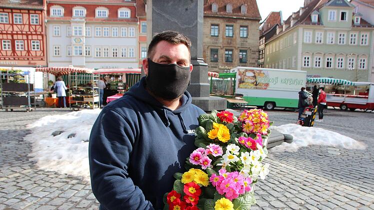 Alexander Zöcklein auf dem Coburger Wochenmarkt mit einer bunten Auswahl an Primeln