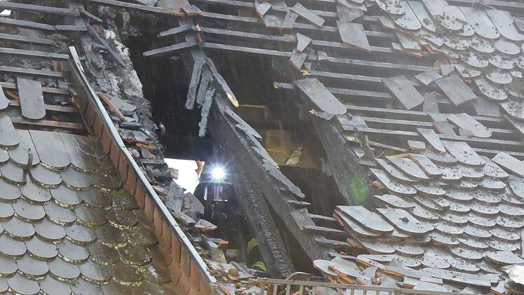 Rödental: Blitz schlägt in Dach ein – Feuerwehr löscht Wohnhaus-Brand nach Gewitter
