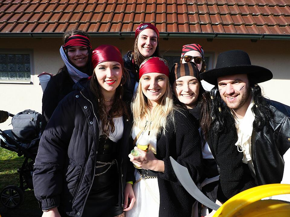 Buntes Faschingstreiben lockte tausende Besucher an.