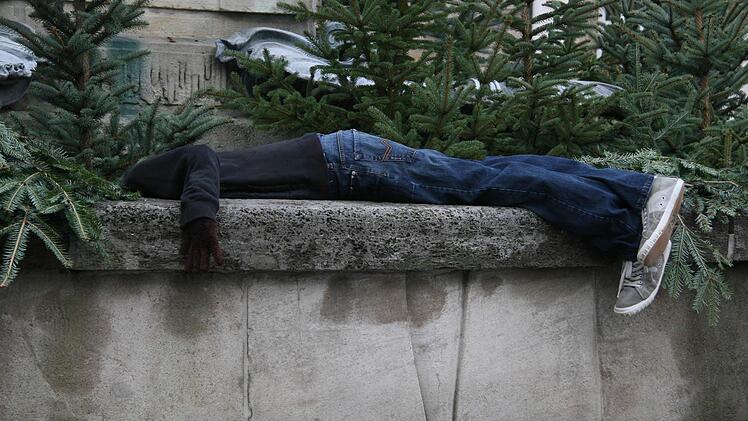 Ganz schön gespenstisch sieht der "Tote" auf dem Marktplatzbrunnen aus. Auf den ersten Blick wirkt er wie echt.