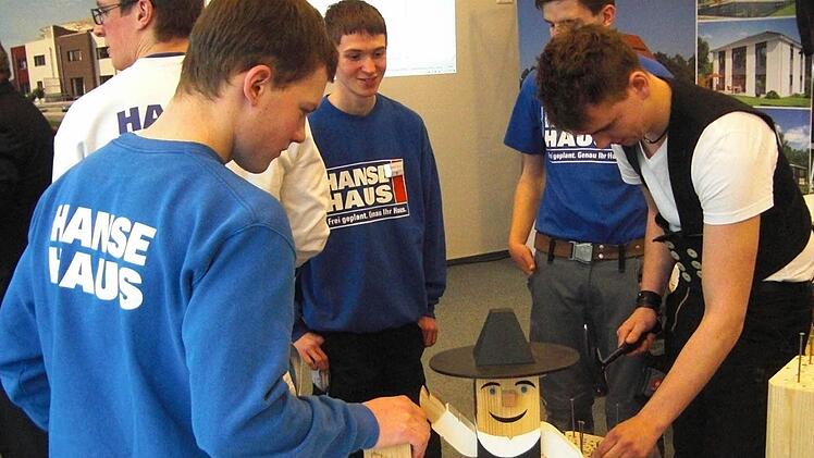 Die Hanse-Haus-Azubis (von links) Sebastian Zeller, Dominik Hertel, Alexander Dorn, Julian Brönner und Florian Böhm führten fachübergreifend Aspekte der Ausbildung vor. Fotos: Diana Leitsch