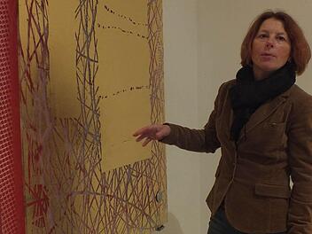 Anja Quaschinski hat an der Wand verzierte Glasflächen angebracht. Fotos: Manfred Welker