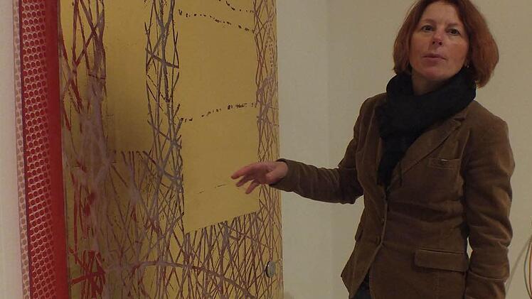 Anja Quaschinski hat an der Wand verzierte Glasflächen angebracht. Fotos: Manfred Welker