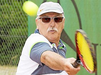 Auch im letzten Saisonspiel war der Mannschaftsführer Gunder Stark ein leuchtendes Vorbild für seine Teamkollegen in der Herren-65-Bezirksliga. Doch die eiferten ihm entschlossen nach und schickten den Post SV Bamberg mit einem 14:0 nach Hause.  Foto: Klaus Gagel