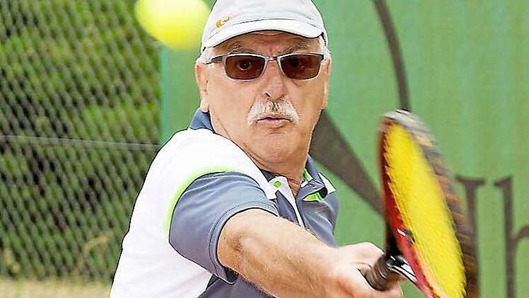 Auch im letzten Saisonspiel war der Mannschaftsführer Gunder Stark ein leuchtendes Vorbild für seine Teamkollegen in der Herren-65-Bezirksliga. Doch die eiferten ihm entschlossen nach und schickten den Post SV Bamberg mit einem 14:0 nach Hause.  Foto: Klaus Gagel