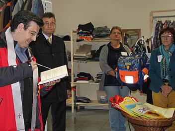 Dekan Michael Krammer (von links) liest ein Gebet, während Ludwig Sauer (Geschäftsführer des Caritasverbandes für den Landkreis Bad Kissingen), Erika Ankenbrand (Ehrenamtliche) und Helga Vierheilig (Fachdienst Gemeindecaritas) in den neu eingerichteten Räumen zuhören. Foto: Ulrike Müller