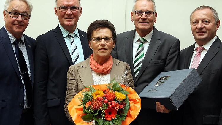 Im Rahmen der Feierstunde wurde der ehemalige Geschäftsführer Elmar Göppel (2.von rechts) in den Ruhestand verabschiedet. Mit auf dem Bild (von links) Geschäftsführer Claus Schubert, DB-Regio-Bus-Vertreter Günther Köhnke, Elfriede Göppel und Landrat Thomas Bold.  Foto: Karlheinz Franz