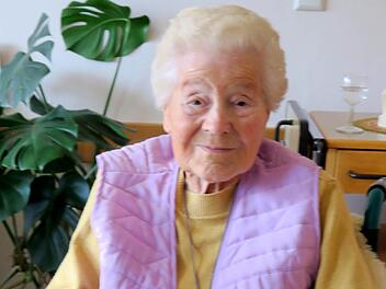 Dora Jung hängt in ihrem Zimmer im BRK-Heim in Etzelskirchen gerne schönen Erinnerungen nach. Foto: Johanna Blum