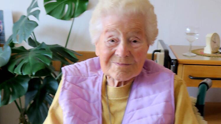 Dora Jung hängt in ihrem Zimmer im BRK-Heim in Etzelskirchen gerne schönen Erinnerungen nach. Foto: Johanna Blum