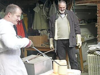 Die Exponate von Ludwig Laser (links) und Peter Zaumseil ergänzen sich. Ihre Werke sind im Ärztehaus der Oberen Stadt zu sehen. Foto: K.-H. Hofmann