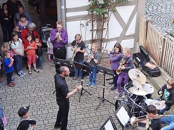 Den Feierabend des Schulfestes der Musikschule Ebern läutete das Musikschulorchester "Windspiel" um Dirigent Christian Baum (Mitte) ein. Aufgrund des Muttertages fehlten einige Musiker.  Fotos: Johanna Eckert