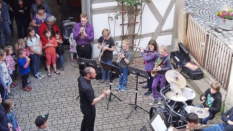 Den Feierabend des Schulfestes der Musikschule Ebern läutete das Musikschulorchester "Windspiel" um Dirigent Christian Baum (Mitte) ein. Aufgrund des Muttertages fehlten einige Musiker.  Fotos: Johanna Eckert