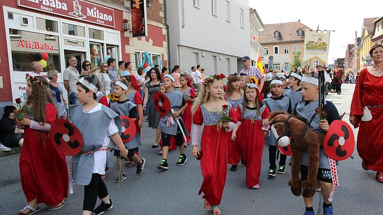 Die Klasse 2a der Grundschule an der Heubischer Straße waren als Burgfräulein und Ritter verkleidet. Foto: Michael Stelzner