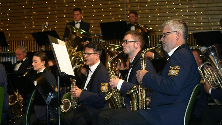 Mit einem bemerkenswerten Konzert gab das Polizeiorchester Bayern in Rödental eine exzellente Visitenkarte ab und zog rund 500 Besucher in seinen musikalischen Bann.Martin Rebhan