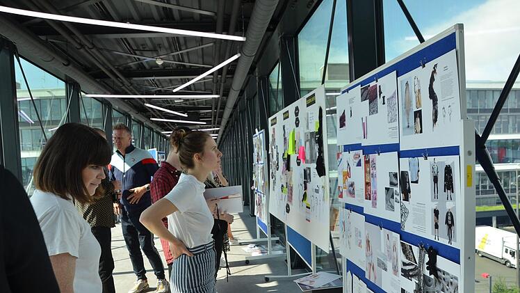 Mitarbeiter und Studenten betrachten sich die Ausstellung